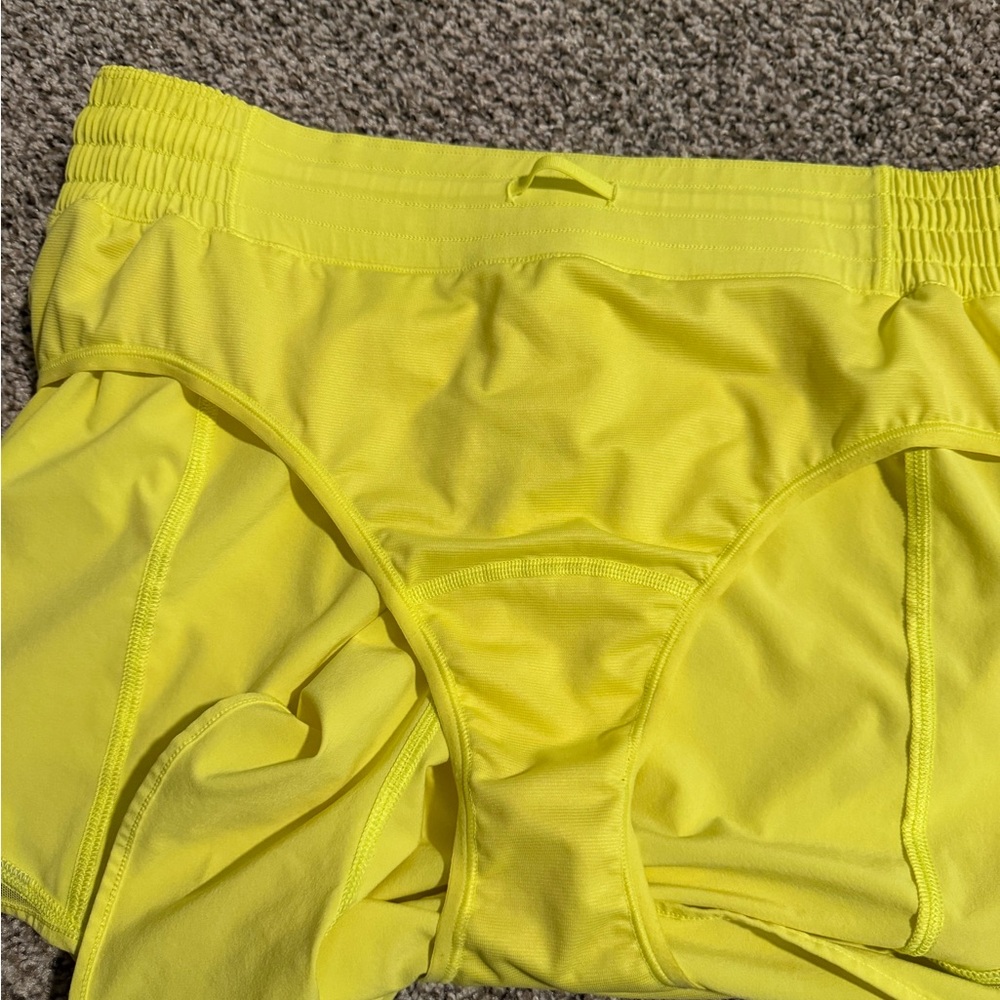 502 Lululemon Hotty Hot High-Rise Lined Short 4" Electric Lemon Size 14 - Picture 5 of 6